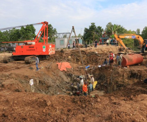 Vụ bé trai lọt vào trụ bê-tông: Sắp đưa được trụ lên khỏi mặt đất