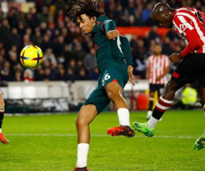 Bị 'ong đốt', Liverpool ngày càng xa Top 4