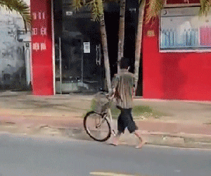 Chở nhau đi chơi nhưng lỡ làm gãy đôi chiếc xe đạp, 2 cậu bé có màn xử lý khiến dân mạng cười ngất