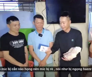 Quang Linh Vlog chơi sang, cầm cả xấp tiền đi thưởng Tết nhân viên