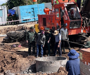 Thông tin mới nhất vụ bé trai rơi xuống trụ bê tông sâu 35m