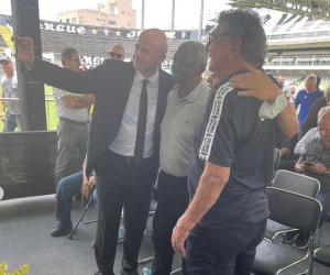 Bị chỉ trích vì chụp ảnh selfie cạnh quan tài Pele, Chủ tịch FIFA nói gì?
