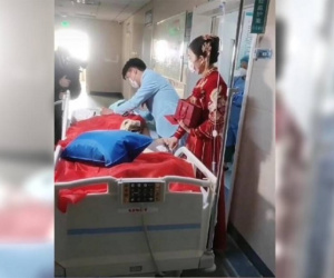 Vợ chồng mới cưới vái lạy cha ở phòng chăm sóc đặc biệt khiến ai nấy đều rơi lệ