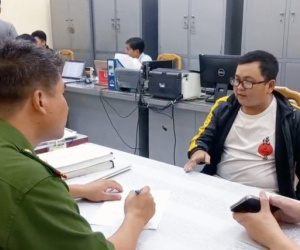 Khởi tố đối tượng cầm súng nhựa xông vào cướp tiền trong ngân hàng