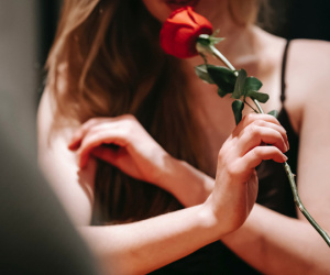 Người đàn bà ngoại tình và hành trình vượt qua cám dỗ