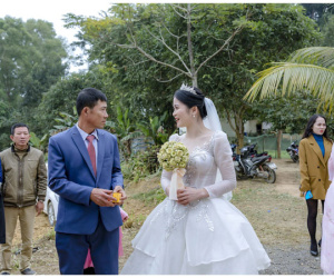 Gia đình 3 thế hệ thức đêm làm hoa cưới độc lạ tặng cô dâu
