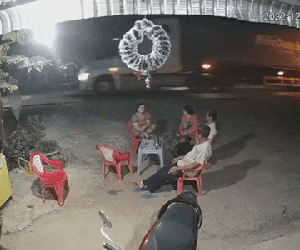 Đang ngồi chơi trước nhà, 2 người phụ nữ bất ngờ bị ô tô lao như tên bắn tông trúng