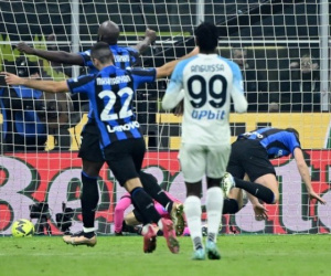 Napoli đứt mạch bất bại, AC Milan và Juventus hưởng lợi