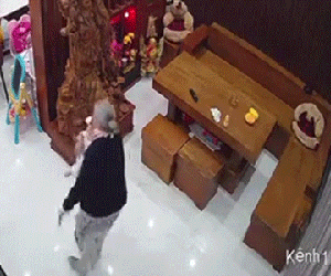 Cụ bà bế bé sơ sinh bị ngã, dân mạng tranh cãi về diễn biến sau đó