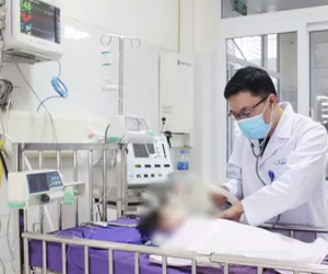 Rơi xuống bể nước gia đình, bé gái 2 tuổi thoát chết trong gang tấc
