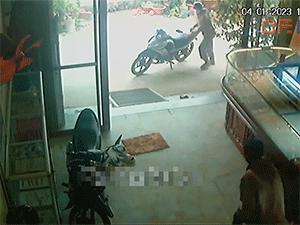 Cặp đôi cướp vàng ở An Giang và màn tung cước của chủ tiệm khiến dân tình hả hê