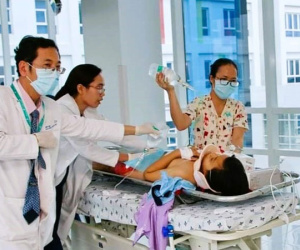 Vào công trình xây dựng chơi, bé 7 tuổi bị máy trộn bê tông làm dập nát cánh tay