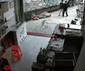Video: Cận cảnh lốp xe container nổ như bom trên đường