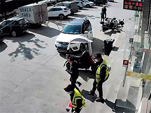 Clip: Lốp xe đánh ngất nam cảnh sát sau khi văng ra từ chiếc xe tải