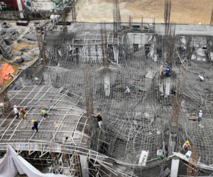 Sắt không chắc khiến giàn giáo trung tâm thương mại ở Nghệ An sập