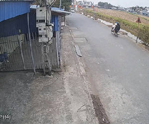 Mắc sai lầm, nam tài xế phóng xe máy đụng độ trực diện xe 'kẹp 3', 3 người nằm gục