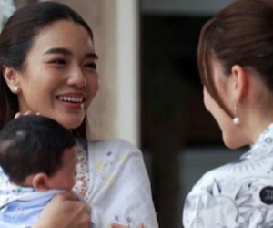 Về quê thăm mẹ, tôi cúi mặt xấu hổ khi nhìn đôi dép của chị dâu