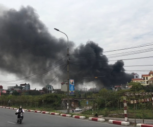Cửa hàng kinh doanh bếp gas cháy ngùn ngụt ở Hà Nội, cột khói bốc cao hàng chục mét