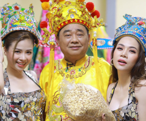 'Ngọc Hoàng' Quốc Khánh bên hai ca sĩ gợi cảm ở hậu trường Táo Quân