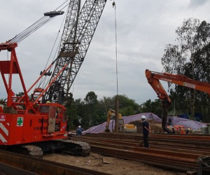 Bé trai lọt vào trụ bê-tông: Đang khẩn trương kéo trụ lên mặt đất