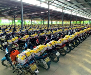 Xúc động hình ảnh quà tết buộc sẵn trên xe công nhân ở Thái Bình