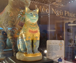 Mèo phong thủy dát vàng 165 triệu/con