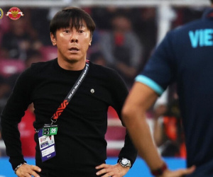 HLV Shin Tae Yong xấu xí 'tấn công' Văn Hậu trước trận bán kết lượt về