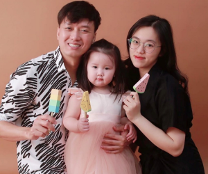 Vợ trẻ sinh con đầu lòng, chồng xúc động khóc liên tục