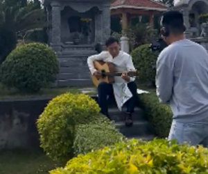 Đi tạ mộ cuối năm, người đàn ông thắp hương rồi ngồi đàn hát bên mộ người vợ quá cố gây xúc động