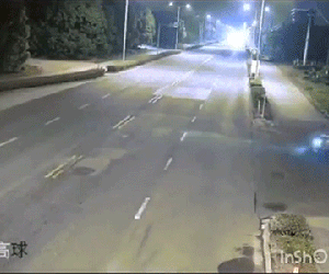 Cú lao xe gây thót tim và pha bẻ lái cứu hai mạng người khiến dân tình thở phảo nhẹ nhõm