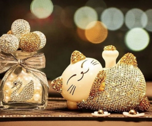 Quà tặng, đồ trang trí hình mèo hút khách dịp Tết Quý Mão