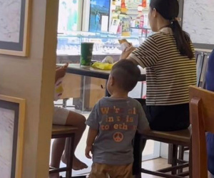 Dẫn con vào quán cà phê, người mẹ đăng clip trách móc người lạ không cho con mình một miếng, để thằng bé đứng hóng mỏi cổ