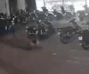 Clip: Hỗn chiến, truy sát nhau kinh hoàng trong đêm ở Bình Dương