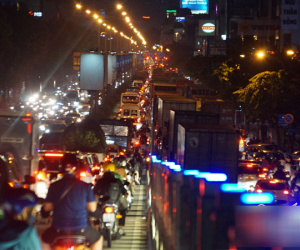Cửa ngõ sân bay Tân Sơn Nhất kẹt xe không lối thoát lúc nửa đêm