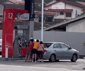 Muốn mua xăng 'tràn bình' nhưng không yên tâm, gia đình có pha xử lý khiến người đi đường cười 'nắc nẻ'