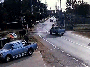 Xe bán tải vượt barie đường sắt gặp tai nạn khiến một người tử vong