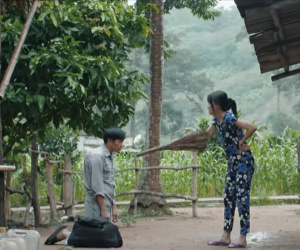 Mẹ rơm tập 41: Mô quỳ gối cầu xin Xuân để tìm tung tích Hạt Dẻ