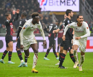 Napoli duy trì ngôi đầu bảng, Milan rơi điểm trước Roma