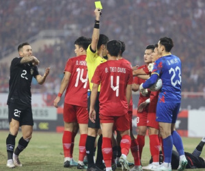 Tiến Dũng nhận thẻ vàng oan uổng vì... tốt bụng với cầu thủ Indonesia