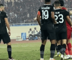 Video: Hài hước pha ăn vạ siêu thô thiển của cầu thủ Indonesia, Văn Hậu mỉa mai đối thủ là diễn viên kịch