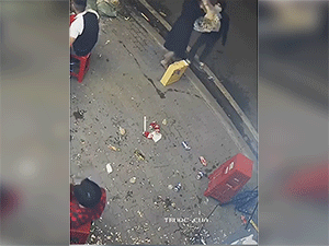 Clip: Bó hoa 'độc, lạ' bị cướp và sự chủ quan của cô gái khi gặp người qua đường