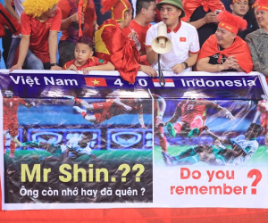 CĐV Việt Nam chế nhạo HLV Shin trên khán đài, VFF sắp bị phạt nặng vì sân Mỹ Đình có sự cố