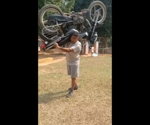 'Choáng' với người đàn ông bình thản vác chiếc xe máy nặng hơn 2 tạ chạy băng băng