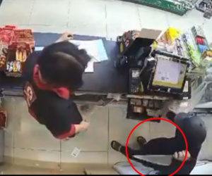 Clip: Người đàn ông cầm dao vào cướp cửa hàng tiện lợi lúc 3h sáng