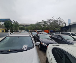 Hà Nội: Vạ vật, ăn ngủ trước trung tâm đăng kiểm 3 ngày chưa xong