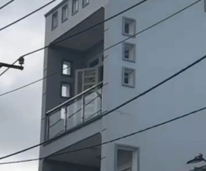 Xông vào căn phòng kín bưng đang bốc khói, người dân phát hiện cảnh tượng đau lòng