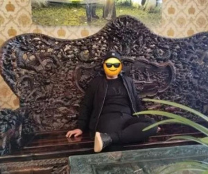 Đến nhà bạn gái, thanh niên mệt lả vì cọ rửa bàn ghế rồng phượng