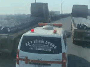 Hai xe tải cố tình dàn hàng ngang, không chịu nhường đường xe cứu thương