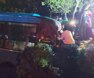 Đang 'móc túi' bị bắt quả tang, tên trộm giật vô lăng khiến xe giường nằm lao xuống mương