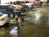 Đốt pháo rồi ném xuống cống, hai đứa bé khiến cả dàn xe dọc con phố chìm trong chất thải